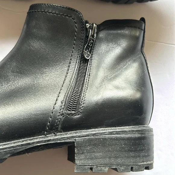 Artica Brown's Black Lug Sole Lined Chelsea Ankle Boot SZ 8 - Picture 9 of 13